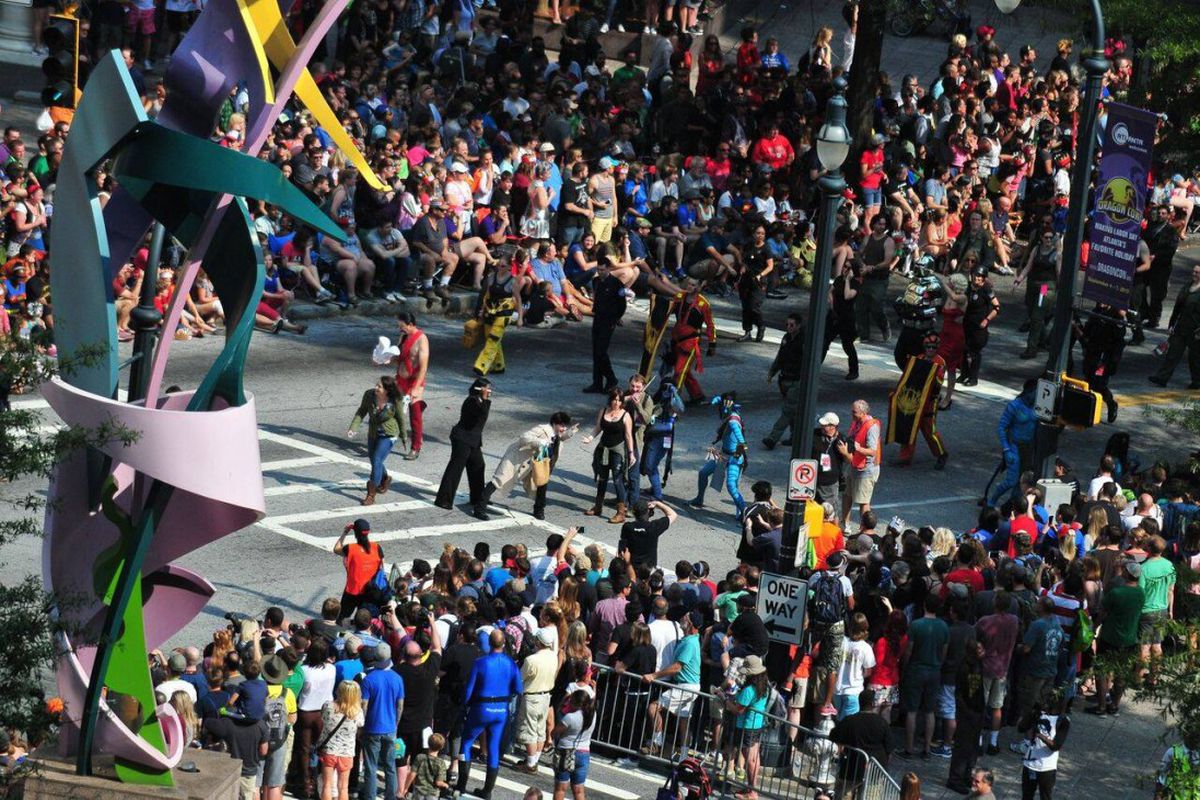 dragoncon_parade_1_1489430565_scale_1400_729_90.0