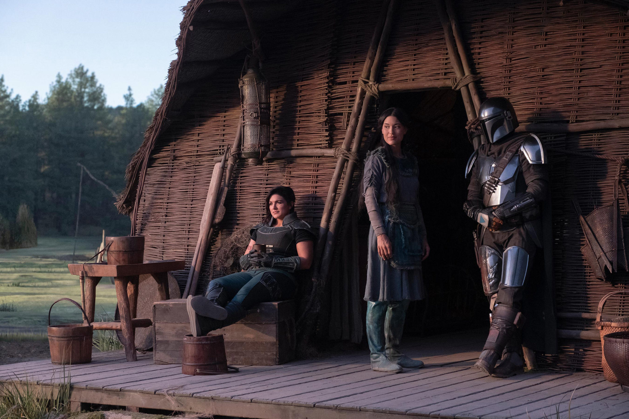 star-wars-the-mandalorian-gina-carano-as-cara-dune-julia-jones-as-omera-and-pedro-pascal-as-the-mandalorian